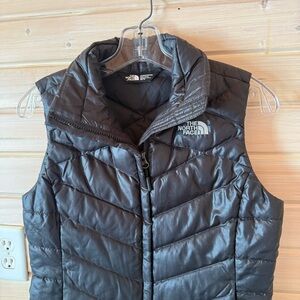 The North Face 550 Down Puffer Vest Black Chevron Quilted | Women’s XS EUC